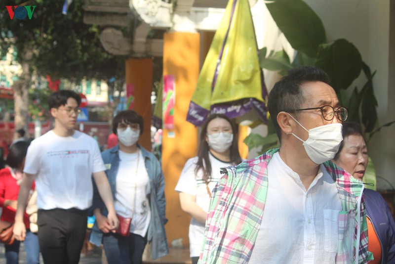 anh: khach quoc te deo khau trang kin mit du xuan trong "bao" corona hinh 13