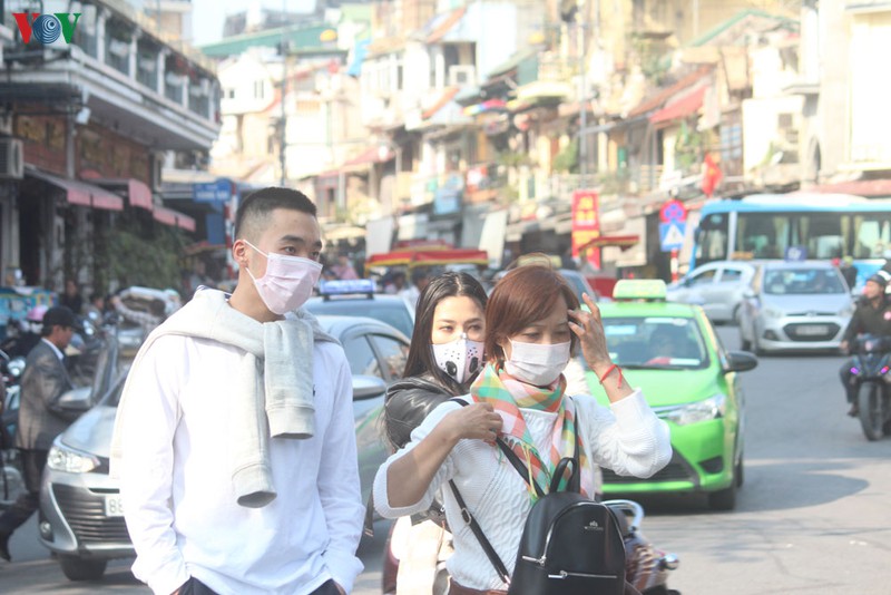 anh: khach quoc te deo khau trang kin mit du xuan trong "bao" corona hinh 14