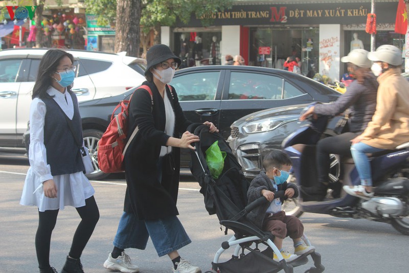 anh: khach quoc te deo khau trang kin mit du xuan trong "bao" corona hinh 15