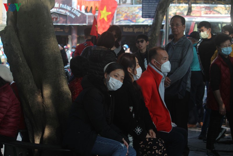 anh: khach quoc te deo khau trang kin mit du xuan trong "bao" corona hinh 16