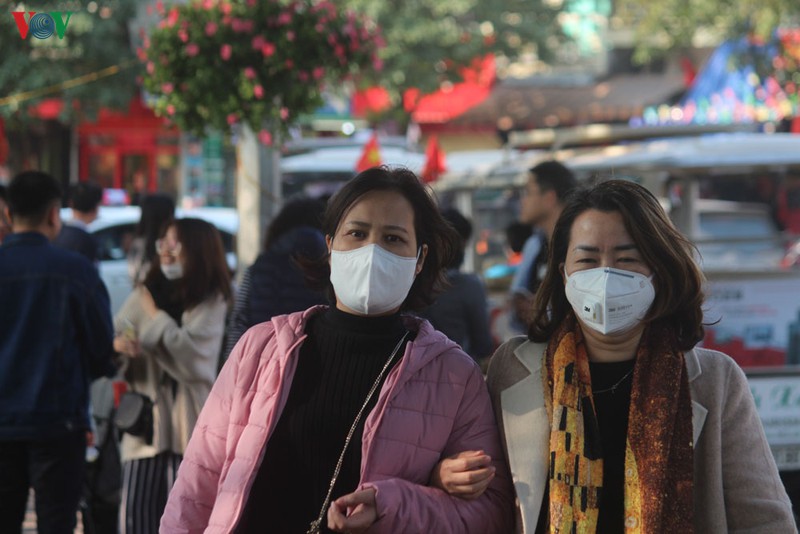 anh: khach quoc te deo khau trang kin mit du xuan trong "bao" corona hinh 17