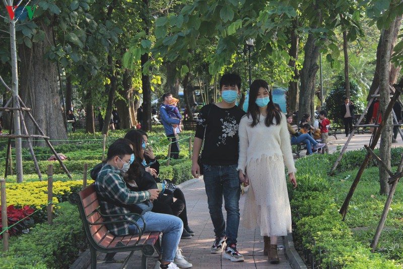 anh: khach quoc te deo khau trang kin mit du xuan trong "bao" corona hinh 18