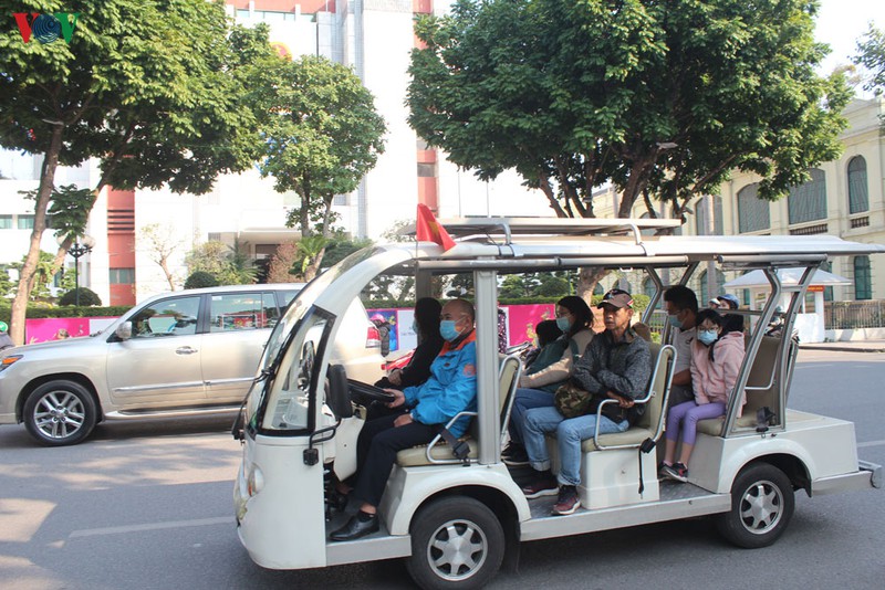 anh: khach quoc te deo khau trang kin mit du xuan trong "bao" corona hinh 8
