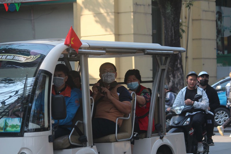 anh: khach quoc te deo khau trang kin mit du xuan trong "bao" corona hinh 9