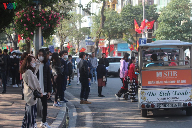 anh: khach quoc te deo khau trang kin mit du xuan trong "bao" corona hinh 10