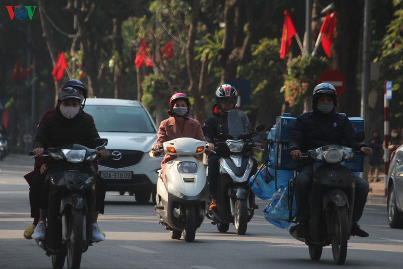 anh: khach quoc te deo khau trang kin mit du xuan trong "bao" corona hinh 2