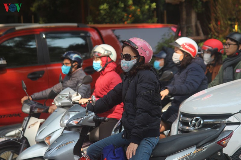 anh: khach quoc te deo khau trang kin mit du xuan trong "bao" corona hinh 4