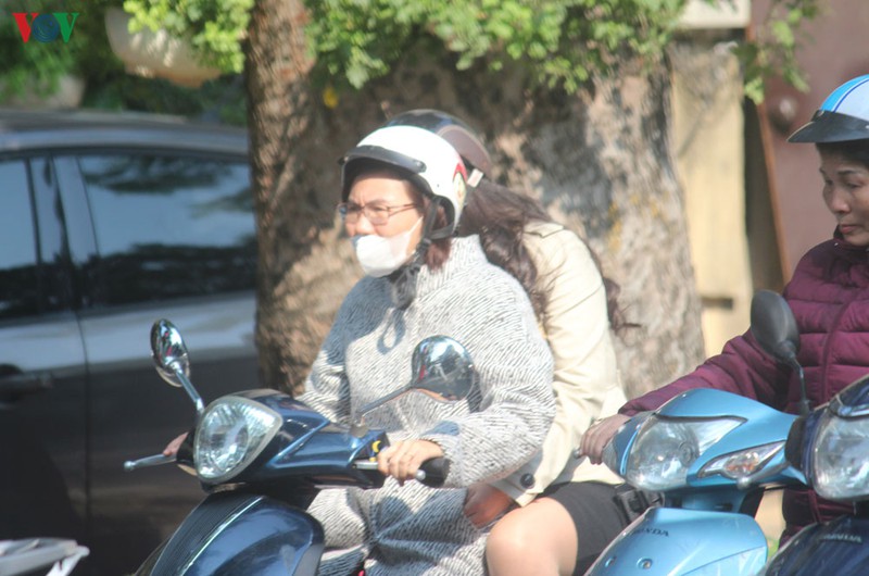 anh: khach quoc te deo khau trang kin mit du xuan trong "bao" corona hinh 5