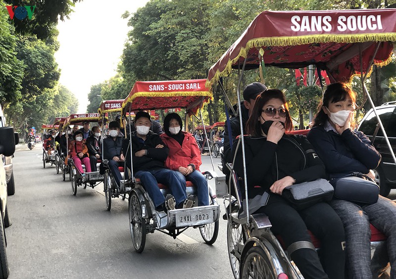 anh: khach quoc te deo khau trang kin mit du xuan trong "bao" corona hinh 7