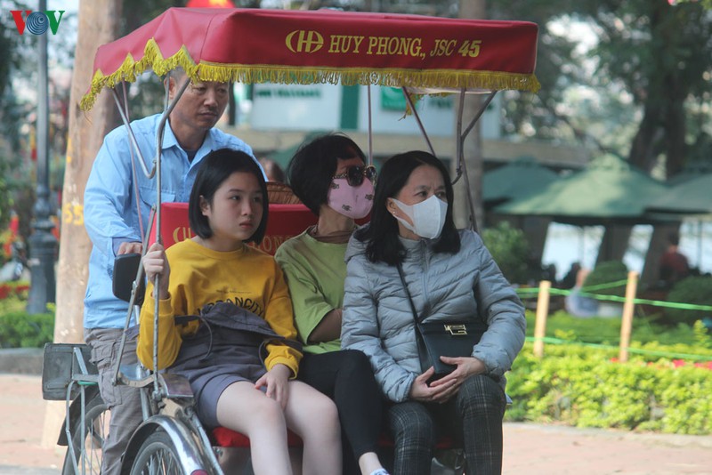 anh: khach quoc te deo khau trang kin mit du xuan trong "bao" corona hinh 6