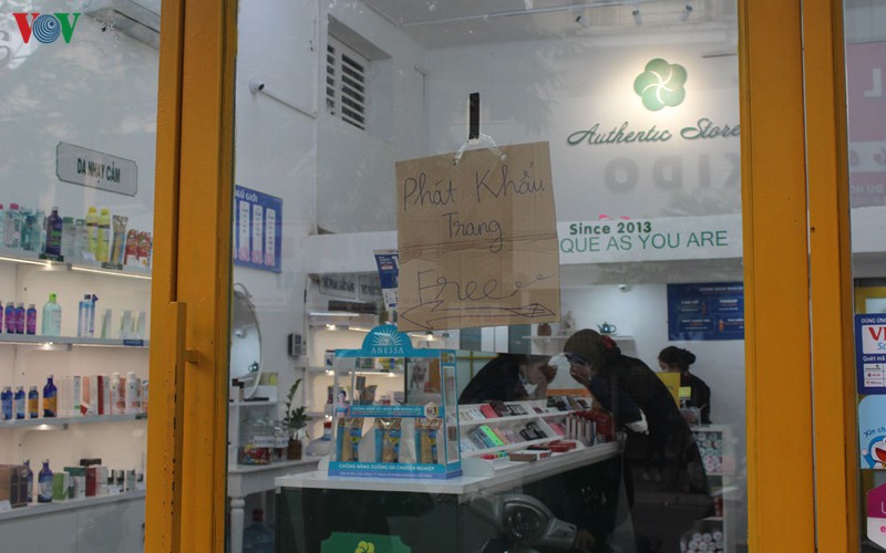 ha noi: nguoi dan ngai virus corona, duong pho vang nhu ngay tet hinh 17