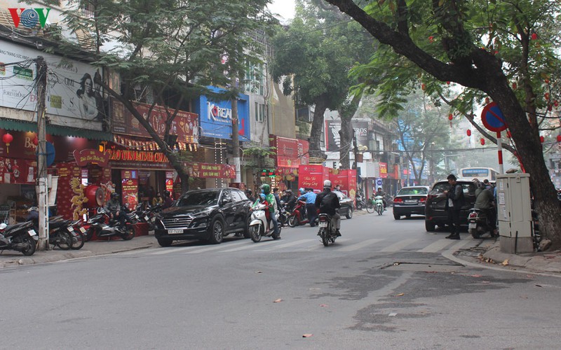 ha noi: nguoi dan ngai virus corona, duong pho vang nhu ngay tet hinh 5