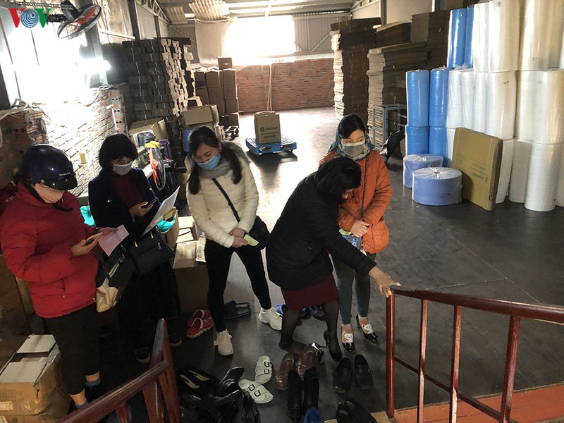 dan xep hang mua khau trang phong dich corona dung gia hinh 9