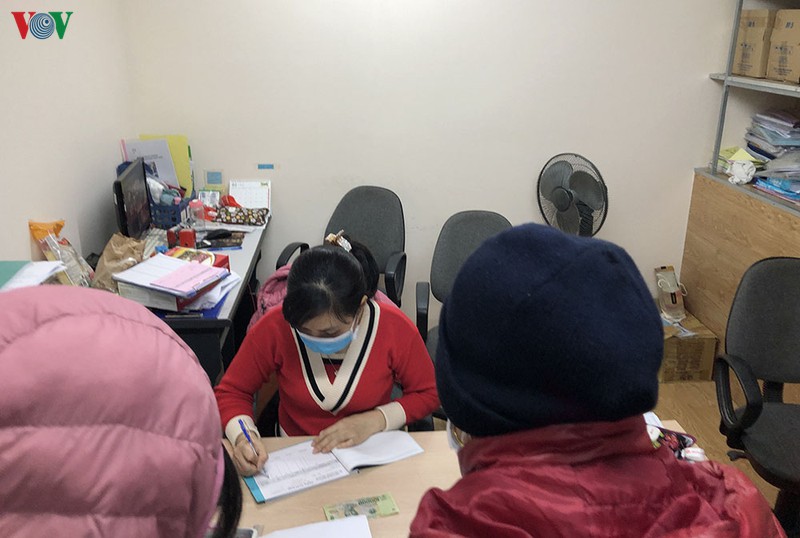 dan xep hang mua khau trang phong dich corona dung gia hinh 11