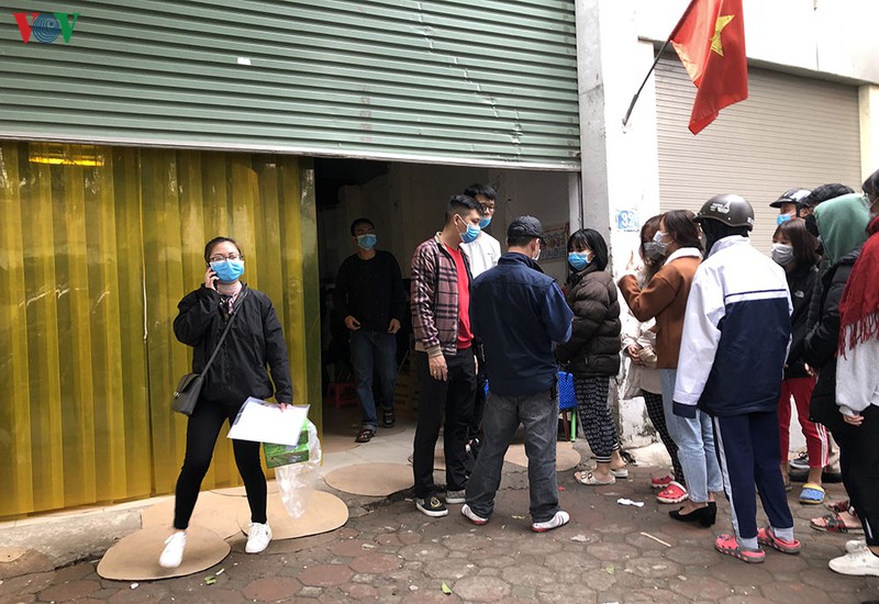 dan xep hang mua khau trang phong dich corona dung gia hinh 2