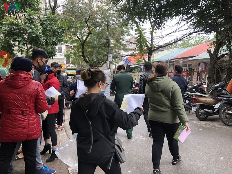 dan xep hang mua khau trang phong dich corona dung gia hinh 3