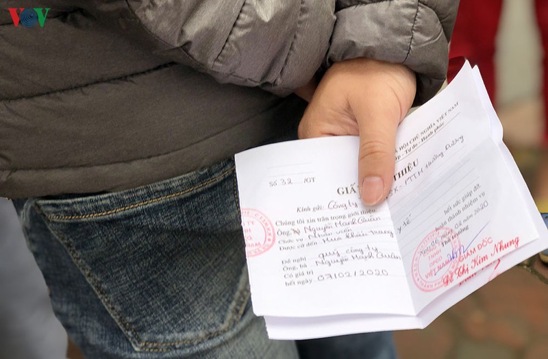 dan xep hang mua khau trang phong dich corona dung gia hinh 4