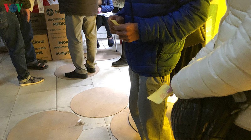 dan xep hang mua khau trang phong dich corona dung gia hinh 5