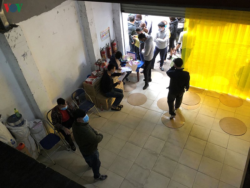 dan xep hang mua khau trang phong dich corona dung gia hinh 7