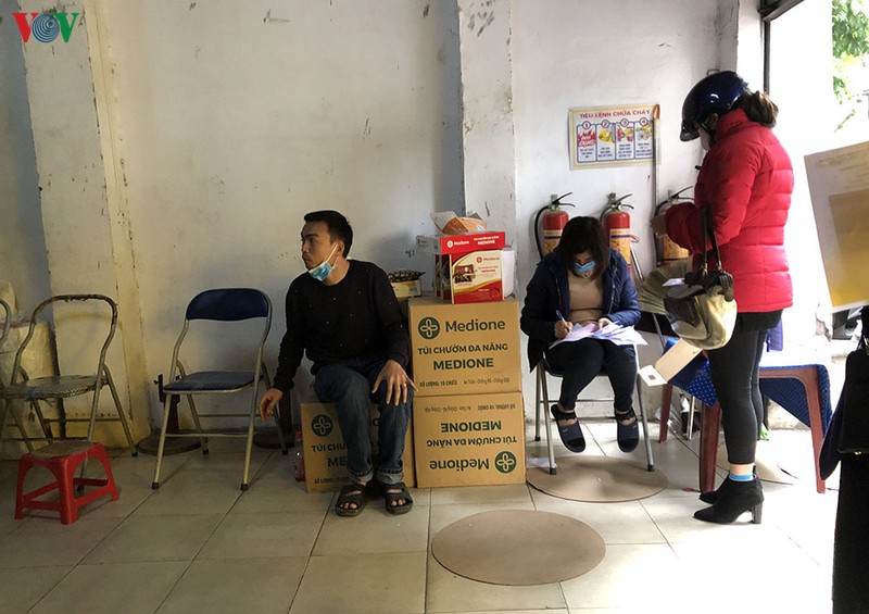 dan xep hang mua khau trang phong dich corona dung gia hinh 8