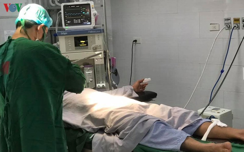 tu be "cua quy", nam benh nhan phai nhap vien mo cap cuu hinh 1