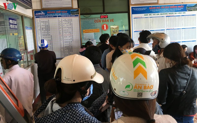 hanh khach xep hang doi, tra ve tai ga quang ngai hinh 1