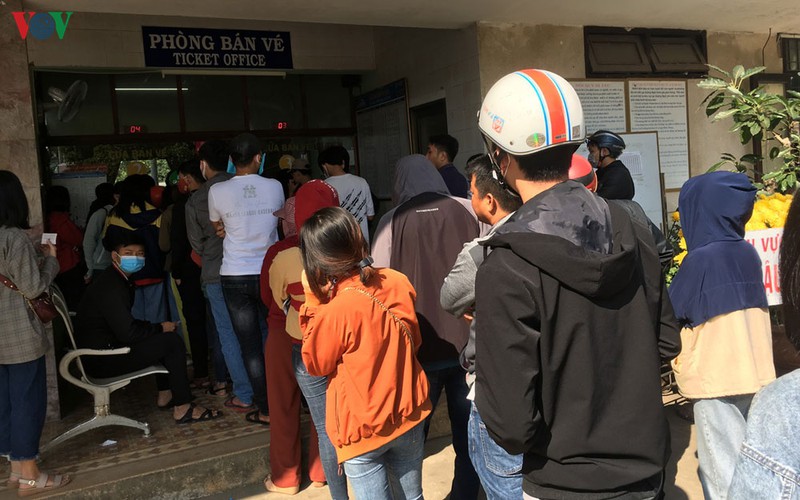 hanh khach xep hang doi, tra ve tai ga quang ngai hinh 2
