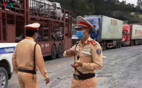 nguoi dan o hoa vang, da nang buc xuc chan xe vi cong truong gay bui ban hinh 1