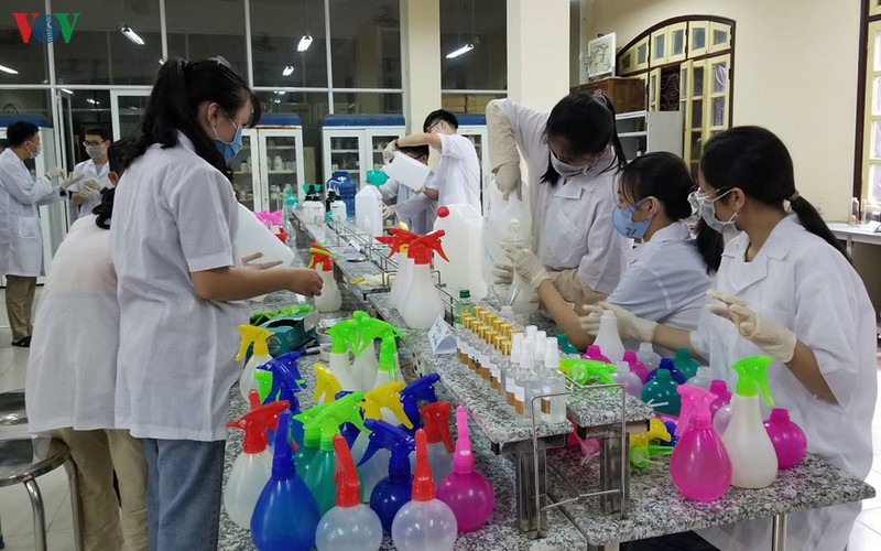 thay va tro cung san xuat nuoc rua tay diet khuan phong dich ncov hinh 1