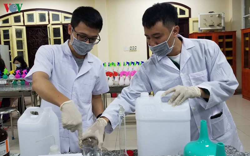 thay va tro cung san xuat nuoc rua tay diet khuan phong dich ncov hinh 2