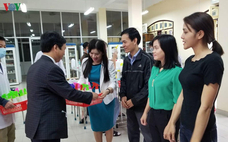 thay va tro cung san xuat nuoc rua tay diet khuan phong dich ncov hinh 3