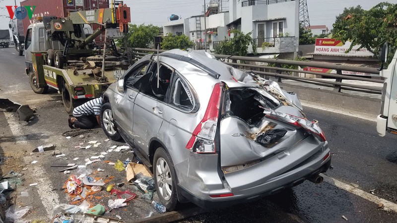 va cham voi xe dau keo, o to con lat ngua tren cau vuot tan thoi hiep hinh 2