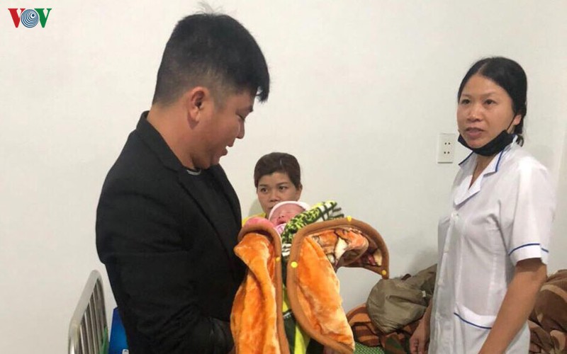 be gai 2 ngay tuoi bi bo roi truoc cua nha dan hinh 1