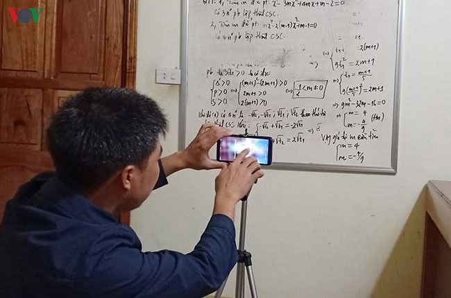 thay giao xu nghe quay video huong dan hoc sinh on bai giua "con bao" covid-19 hinh 1