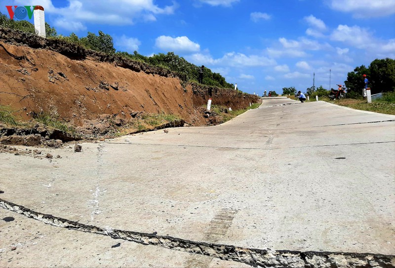 anh: mua sut lun noi dat mui - ca mau hinh 15
