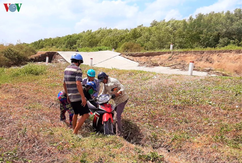 anh: mua sut lun noi dat mui - ca mau hinh 4