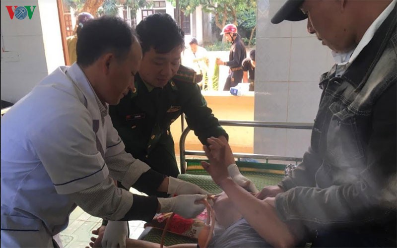 an la ngon tu van, nam thanh nien toan than tim tai duoc cuu song  hinh 1