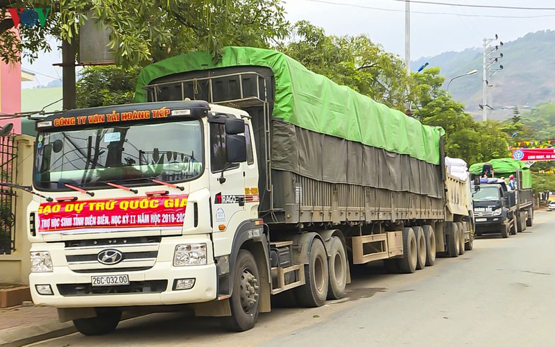 phan bo hon 2.800 tan gao ho tro cho hoc sinh o dien bien kho khan  hinh 1