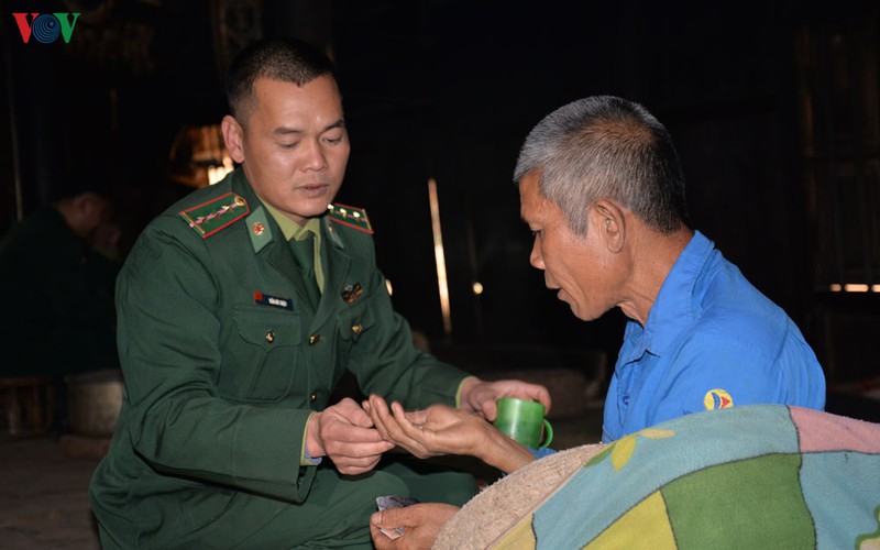 nhung thay thuoc mang quan ham xanh noi bien cuong to quoc hinh 3