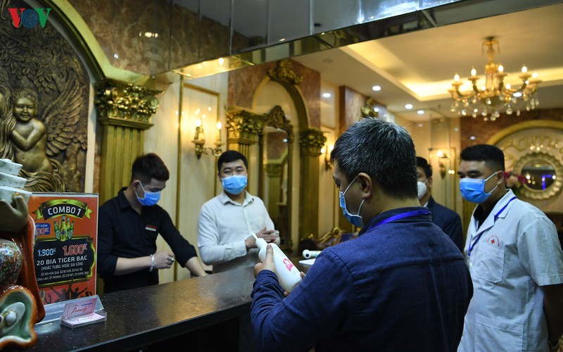 kiem tra phong chong dich covid-19 cac quan bar, karaoke o hoan kiem hinh 11