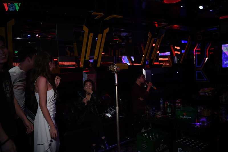 kiem tra phong chong dich covid-19 cac quan bar, karaoke o hoan kiem hinh 15