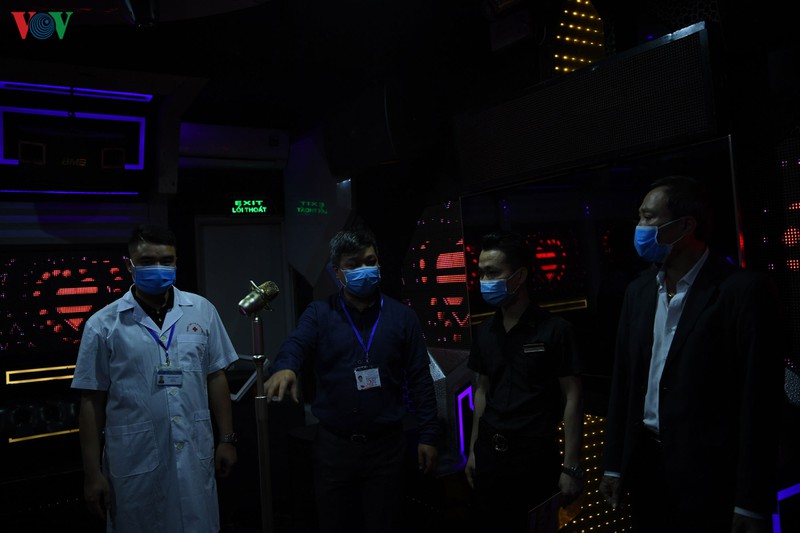 kiem tra phong chong dich covid-19 cac quan bar, karaoke o hoan kiem hinh 14