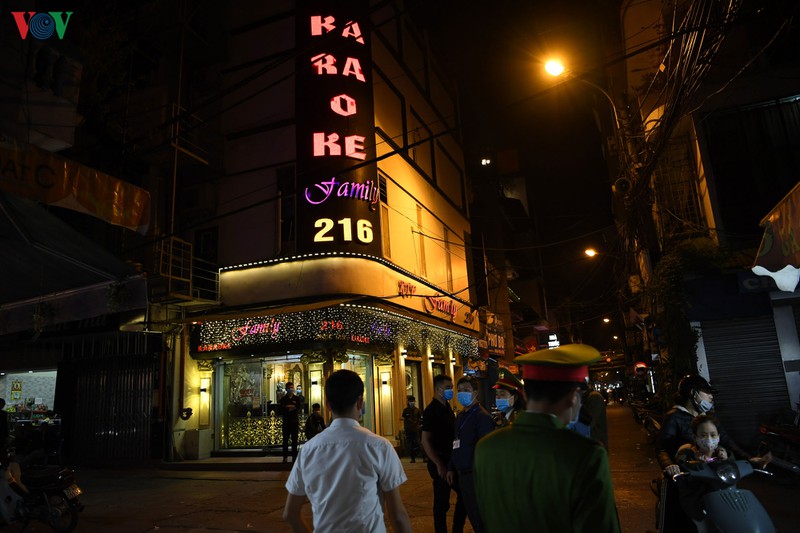 kiem tra phong chong dich covid-19 cac quan bar, karaoke o hoan kiem hinh 10