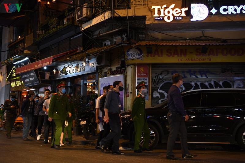 kiem tra phong chong dich covid-19 cac quan bar, karaoke o hoan kiem hinh 1