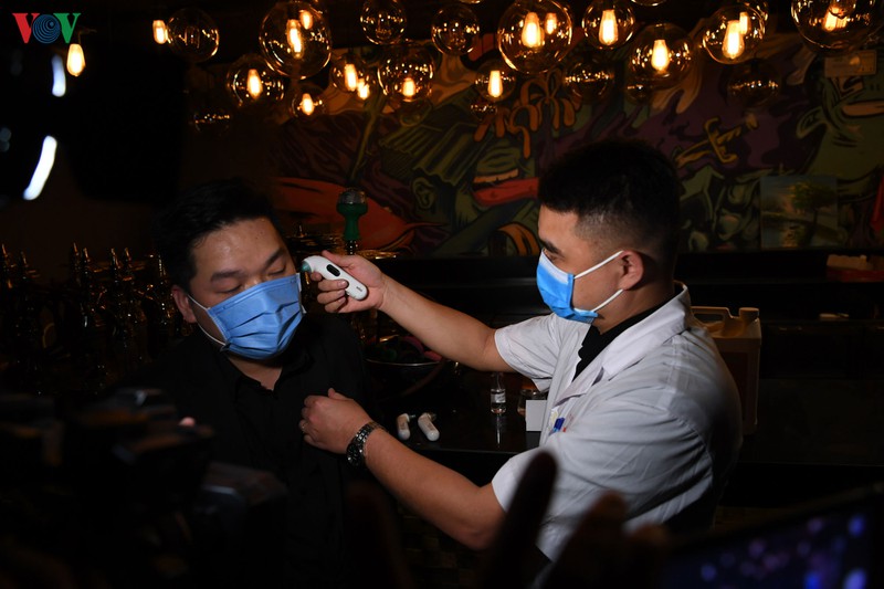 kiem tra phong chong dich covid-19 cac quan bar, karaoke o hoan kiem hinh 4
