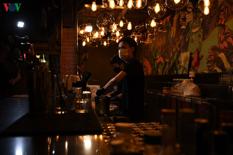 kiem tra phong chong dich covid-19 cac quan bar, karaoke o hoan kiem hinh 5