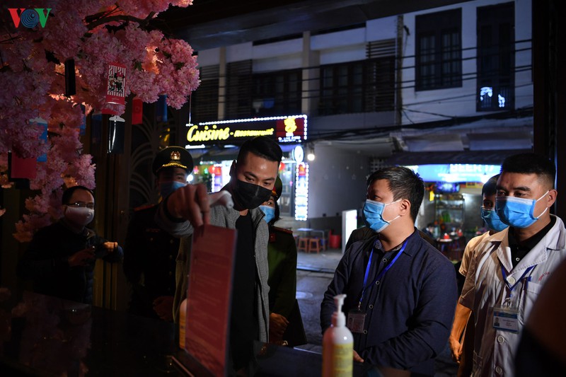 kiem tra phong chong dich covid-19 cac quan bar, karaoke o hoan kiem hinh 6