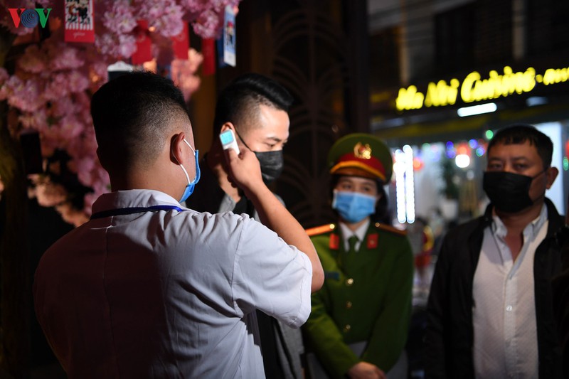 kiem tra phong chong dich covid-19 cac quan bar, karaoke o hoan kiem hinh 7