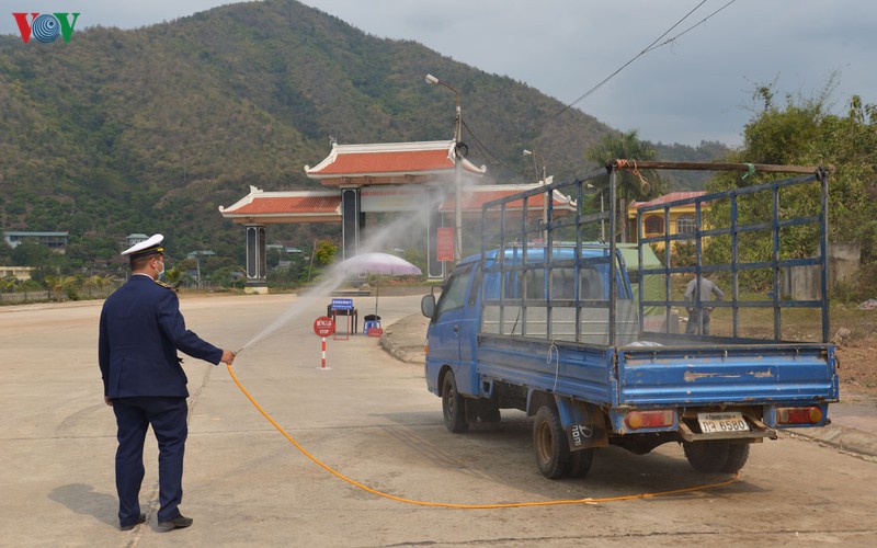 son la: cach ly, giam sat hon 20 nguoi tro ve tu trung quoc hinh 1