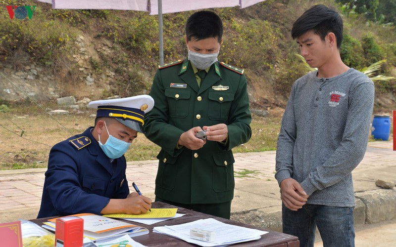 son la: cach ly, giam sat hon 20 nguoi tro ve tu trung quoc hinh 2